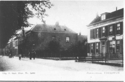 1001534 Gezicht in de Dorpsstraat te Vreeswijk met rechts het postkantoor.